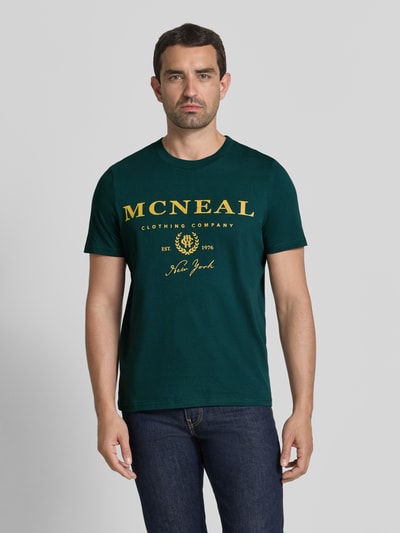 Męski model nosi T-Shirt mit Label-Print und Rundhalsausschnitt von MCNEAL, bawełna, krój regular fit, długość tyłu 68 cm, całkowity przód