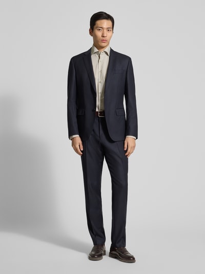 Männermodel trägt Regular Fit Business-Hemd mit Kentkragen von ETERNA im Lyocell-Mix, Beige, dezente Textur, Ganzkörperansicht von vorne