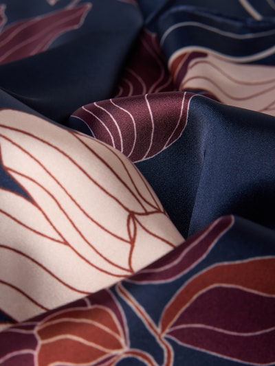 Produktfoto, Tuch aus Satin mit floralem Print von Christian Berg Woman Selection, glänzende Oberfläche, dunkelblaue und cremefarbene Töne, feine Linien, fixierter Saum, quadratisches Format, Damen Tuch, 60 cm Breite