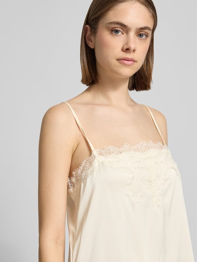 Frauenmodel trägt Spitzentop mit verstellbaren Spaghettiträgern von Gina Tricot in Beige, Spitzendetails, Material-Mix, Nahaufnahme Oberkörper.