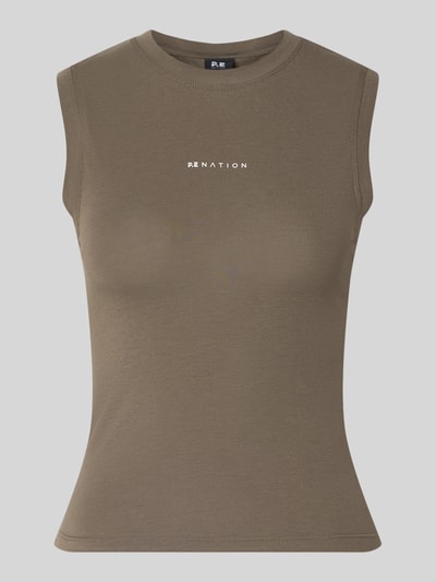 Produktfoto, Slim Fit Top aus Lyocell-Baumwoll-Mix Modell 'Lenox' von P.E Nation in Khaki mit Logo-Print, Rundhalsausschnitt, glatter Struktur. Damen Top, Rückenlänge bei Größe S: 47 cm.