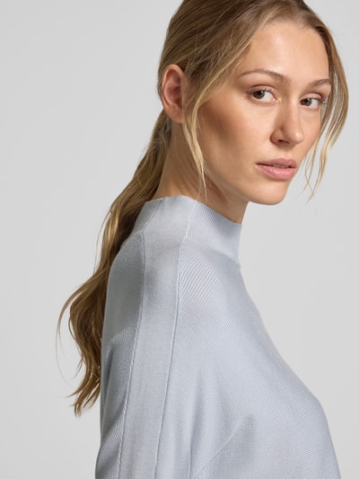 Vrouwenmodel draagt Regular Fit Pullover aus Viskose-Mix van comma, lichte tint, tricotlook, opstaande kraag, 1/2-mouwen, maat 36, Nahaufnahme bovenlichaam.