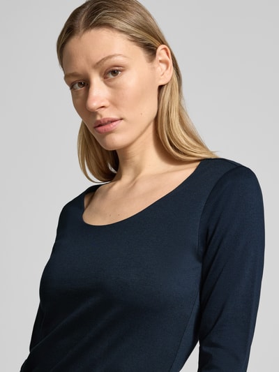 Vrouwenmodel draagt t-shirt met 3/4-mouw model 'Pylle' van Soyaconcept, katoenmix met stretch, slim fit, ronde hals, detailopname bovenlichaam.