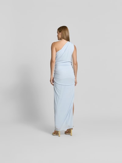 Frauenmodel trägt Maxikleid mit Raffungen von ROTATE in Hellblau, körpernahe Passform, asymmetrisch, ärmellos, elastischer Stoff, Ganzkörperansicht Rückansicht.