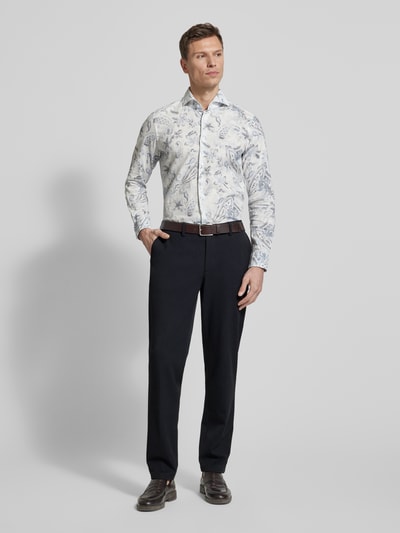 Männermodel trägt Slim Fit Business-Hemd aus Leinen-Mix Modell 'Pai' von JOOP! Collection, weiß-blau gemustert, Ganzkörperansicht von vorne.