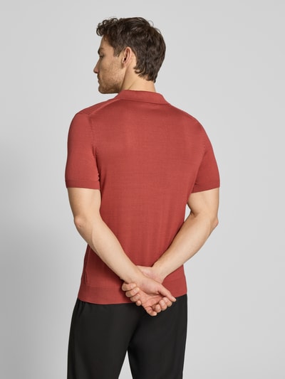 Männermodel trägt Regular Fit Poloshirt aus reiner Baumwolle von Strellson in Strickoptik mit Struktur-Muster, Feinstrick, rot, Ganzkörperansicht Rückansicht.