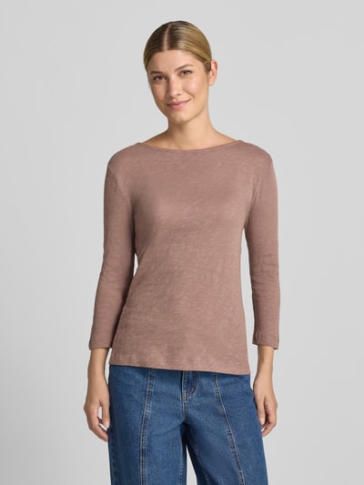 Modelka nosi Longsleeve mit 3/4-Arm von Christian Berg Woman, bawełna, prosty krój, okrągły dekolt, rękaw o dł. 3/4, długość tyłu w rozmiarze S: 56 cm, widok całej sylwetki z przodu.