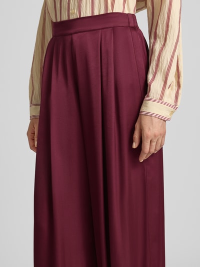 Frauenmodel trägt Haremshose aus Viskose mit elastischem Bund von Jake*s Collection in Bordeaux, Relaxed Fit, Nahaufnahme Oberkörper.