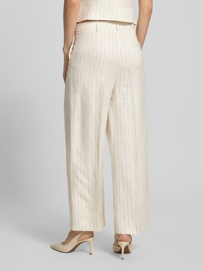 Frauenmodel trägt Wide Fit Stoffhose mit Bügelfalten von Christian Berg Woman Selection in Beige mit feiner Nadelstreifenstruktur, Ganzkörperansicht Rückansicht.