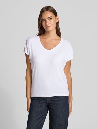 Frauenmodel trägt weißes Relaxed Fit T-Shirt aus Viskose-Mix von s.Oliver RED LABEL, glatte Textur, schlichte Form, Ganzkörperansicht von vorne. Damen T-Shirt.