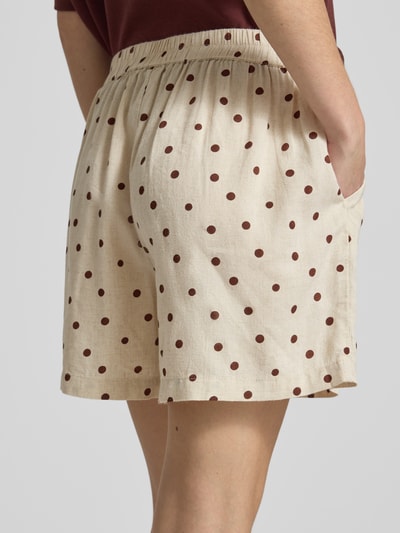 Mädchen trägt Regular Fit Stoffshorts aus Viskose-Leinen-Mix Modell 'Pia' von Pieces, beige mit braunen Punkten, Detailaufnahme Rückansicht, Damen Stoffshorts von Pieces