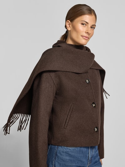 Vrouwenmodel draagt Jacke aus Woll-Mix mit Schal van comma, donkerbruin, met viscose, recht model, ronde hals, knoopsluiting, sjaal, vooraanzicht buste close-up. Ruglengte maat S 50 cm, schouderbreedte 46 cm, borstwijdte 55 cm, mouwlengte 57 cm.