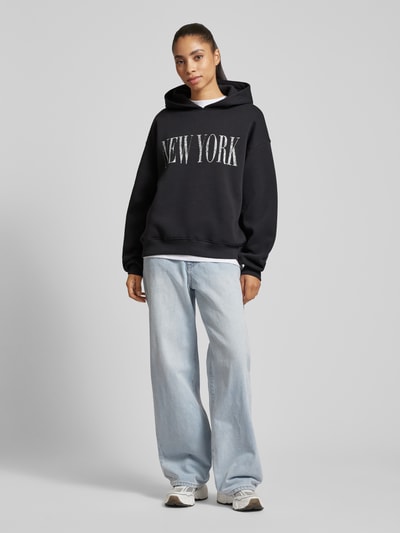 Gina Tricot Hoodie mit überschnittenen Schultern Black 1