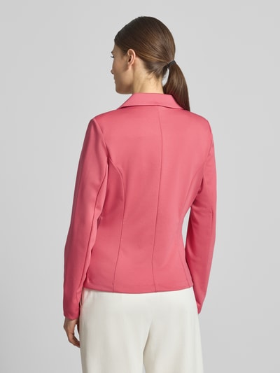Modelka kobieca nosi Regular Fit Strickjacke mit Reißverschluss od Polo Ralph Lauren z czystej bawełny w kolorze różowym, długość tyłu w rozmiarze S: 51 cm, szerokość w rozmiarze S: 58 cm, długość rękawa w rozmiarze S: 60 cm, widok sylwetki od tyłu.