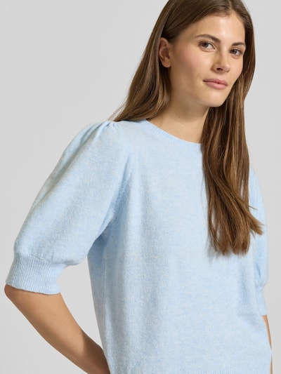 Frauenmodel trägt Regular Fit Strickpullover mit Crew Neck Modell 'DOFFY' von Vero Moda, Optik: Unifarben, Strickoptik, Nahaufnahme Oberkörper.