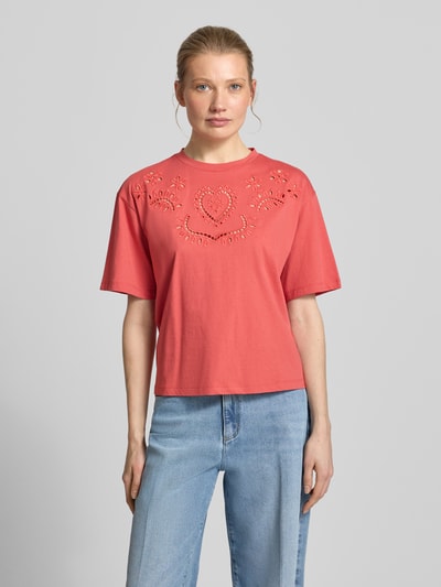 Frauenmodel trägt T-Shirt mit Lochstickerei und Rundhalsausschnitt von Jake*s Casual in Koralle, Reine Baumwolle, Regular-Fit, Ganzkörperansicht von vorne.