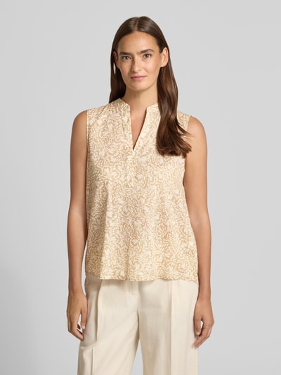 Frauenmodel trägt Loose Fit Blusentop aus reiner Baumwolle von Marc O'Polo in Creme mit hellem Muster, Damen Kurzarmbluse, Ganzkörperansicht von vorne.