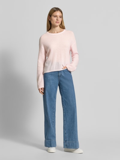 Frauenmodel trägt Strickpullover mit Woll-Anteil Modell 'Mape' von MOS MOSH, Material-Mix, Gerader-Schnitt, Rundhalsausschnitt, Label-Detail, Ganzkörperansicht von vorne.