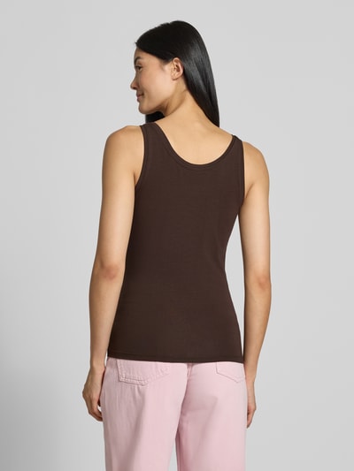 Frauenmodel trägt Slim Fit Tanktop aus Baumwoll-mix von s.Oliver RED LABEL in Braun, kombiniert mit rosa Hose, Ganzkörperansicht Rückansicht.