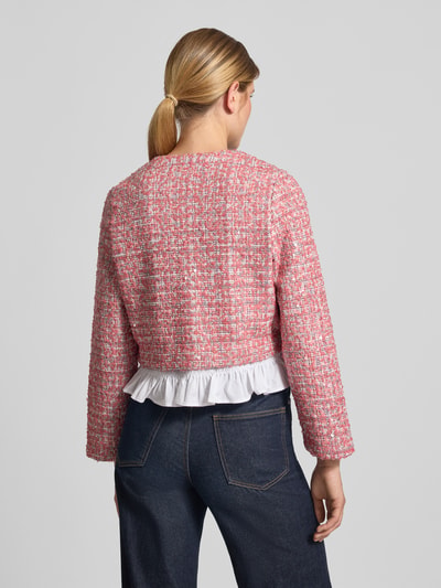 Kobiece modelka nosi Regular Fit Blazer mit Baumwoll-Anteil von Rich & Royal, elastyczna mieszanka materiałów z dodatkiem bawełny, cekinowe obszycie na całej powierzchni, dół w stylu peplum, okrągły dekolt, Długość tyłu w rozmiarze S: 54 cm, Szerokość w rozmiarze S: 47 cm, Długość rękawów w rozmiarze S: 55 cm, kolor różowy, biała falbana, faktura tweed, Ganzkörperansicht Rückansicht