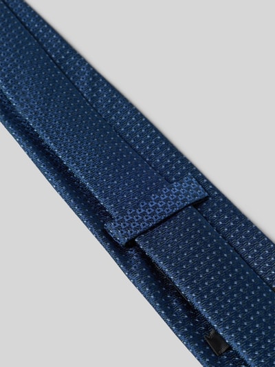 Produktfoto, Seidenkrawatte im Allover-Look (7,5 cm) von OLYMP, reine Seide, klassisches Muster, blau, fein strukturierte Textur, Label-Detail