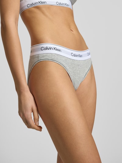 Frauenmodel trägt Slip aus Baumwoll-Mix von Calvin Klein Underwear in Grau mit elastischem Logo-Bund, körpernaher Schnitt, Nahaufnahme Unterkörper.
