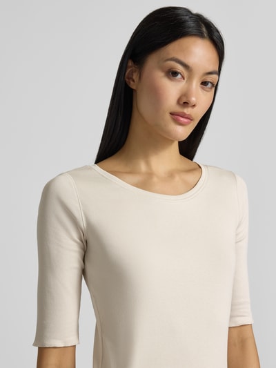 Frauenmodel trägt T-Shirt in Ripp-Optik mit Rundhalsausschnitt von Marc Cain, Slim Fit, cremefarben, Nahaufnahme Oberkörper.