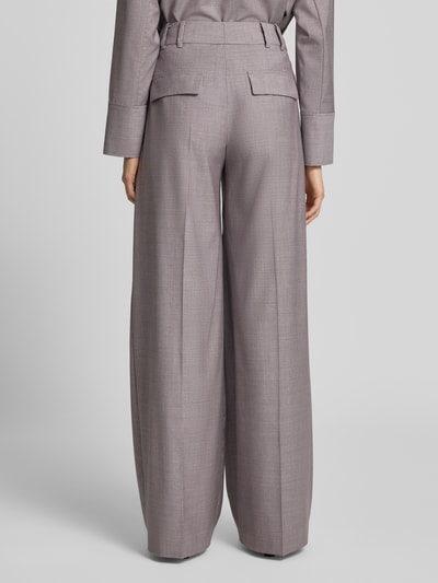 Vrouwenmodel draagt Wide Fit broek uit zuivere scheerwol met persplooien van windsor., Achterzakken, haakjes- en ritssluiting, wide fit, lichtgrijs, Ganzkörperaanzicht achteraan.