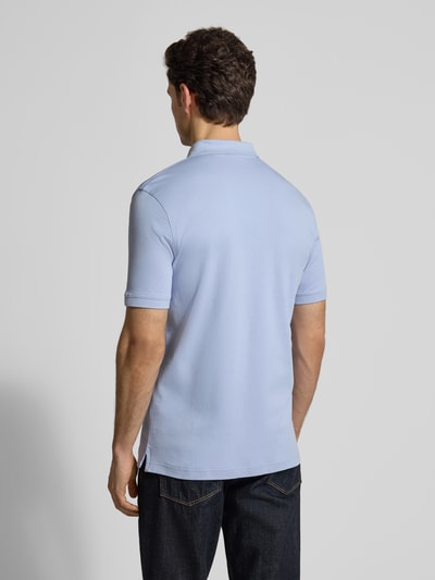Männermodel trägt Regular Fit Poloshirt mit Logo-Stitching von Fynch-Hatton in Hellblau, reine Baumwolle, Ganzkörperansicht Rückansicht