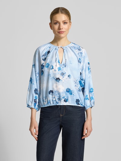 Frauenmodel trägt Regular Fit Bluse im Allover-Look mit Schlüsselloch-Ausschnitt von monari, sanfte Blautöne, Baumwoll-Viskose-Mix, Ganzkörperansicht von vorne.