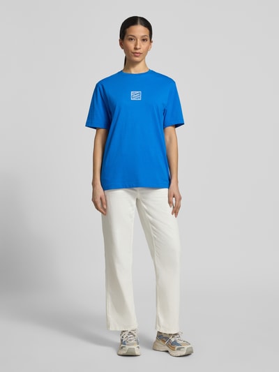 Vrouwenmodel draagt Relaxed Fit T-shirt uit puur katoen model 'BROOK SS HOTEL' van Selected Femme, look: effen, applicatie met labelstitching, ronde hals, korte mouw, jersey materiaalverwerking, dames t-shirt, kleur blauw, geheellichaamsaanzicht van voren