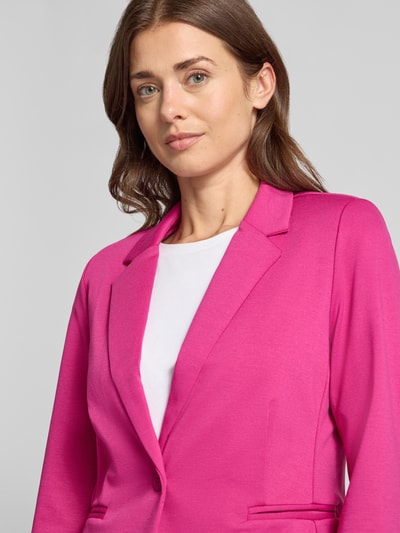 Frauenmodel trägt Blazer mit Viskose-Anteil Modell 'Rizetta' von b.young in Pink, taillierte Passform, Paspeltaschen, Nahaufnahme Oberkörper.