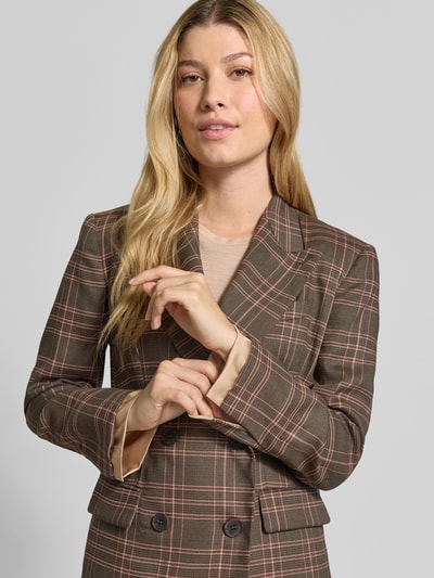Kobiece model prezentuje Regular Fit Kurzblazer aus Woll-Mix Modell 'ESTREMO' od MAX&Co., brązowa krata, tekstura gładka, zbliżenie górnej części ciała, damska kolekcja blazerów od MAX&Co.