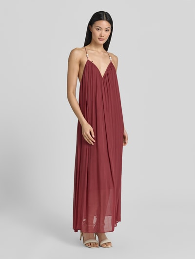 Vrouwenmodel draagt Neckholder-cocktailjurk met parels van Jake*s Cocktail, los model, midi-jurk, V-hals, Ganzkörperaanzicht van voren.