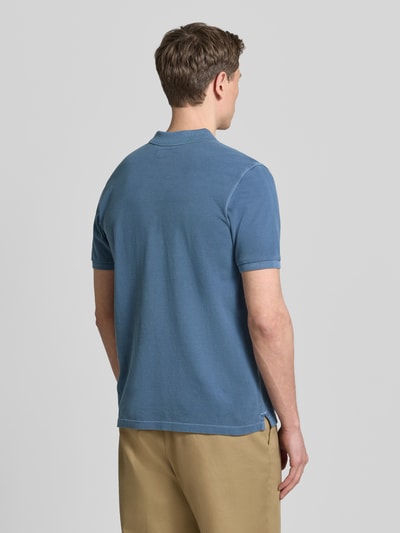 Männermodel trägt Regular Fit Poloshirt aus reiner Baumwolle von Marc O'Polo, Optik: Unifarben, Piqué-Struktur, Ganzkörperansicht Rückansicht.