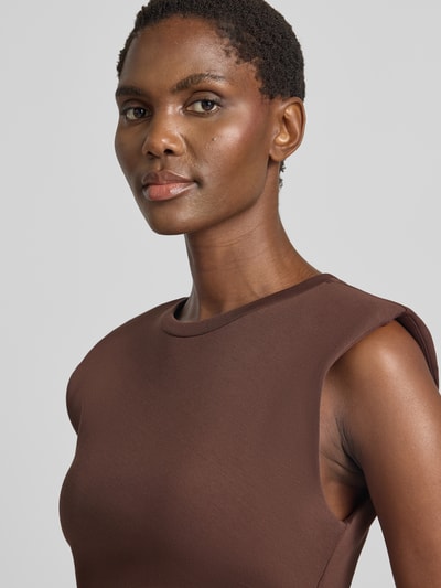 Frauenmodel trägt Midikleid mit Rundhalsausschnitt Modell 'PINA' von YAS in Braun, figurbetont, Baumwoll-Mix mit Stretch, Nahaufnahme Oberkörper.