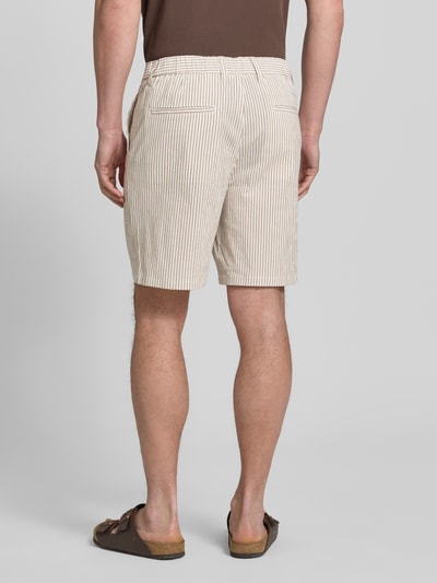 Mężczyzna nosi Regular Fit Bermudas aus Baumwoll-Mix Modell 'KARL' od SELECTED HOMME, jasne paski, seersucker, widok całej sylwetki z tyłu.
