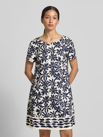 Frauenmodel trägt Relaxed Fit Kleid mit floralem Allover-Print von ROBE LÉGÈRE, Baumwoll-Mix, Rundhalsausschnitt, Ganzkörperansicht von vorne.