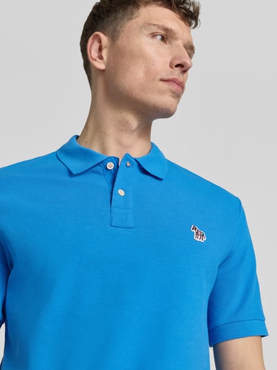 Männermodel trägt Regular Fit Poloshirt mit Knopfleiste von PAUL SMITH aus reiner Baumwolle mit Stitching, Nahaufnahme Oberkörper.