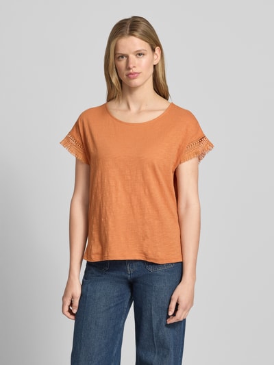 Frauenmodel trägt Regular Fit T-Shirt aus reiner Baumwolle Modell 'NAIN' von Pepe Jeans in Optik: Unifarben, Label-Stitching-Applikation, U-Boot-Ausschnitt, Ärmelform: Kurzarm, Ärmelabschluss: Fransen, Materialverarbeitung: Jersey, Nahaufnahme Oberkörper.