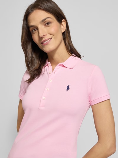 Frauenmodel trägt Slim Fit Poloshirt mit Logo-Stitching Modell 'JULIE' von Polo Ralph Lauren, unifarben, Baumwoll-Elasthan-Mix, Nahaufnahme Oberkörper.