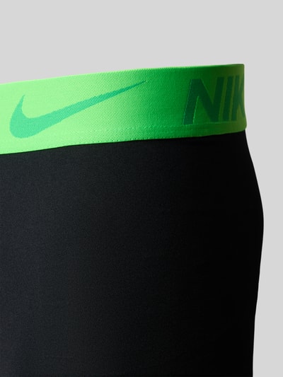 Produktfoto, schwarzer Stoff mit neongrünem Bund und Nike-Logo, glatte Textur, Pant & Trunk mit Label-Schriftzug im 3er-Pack von Nike