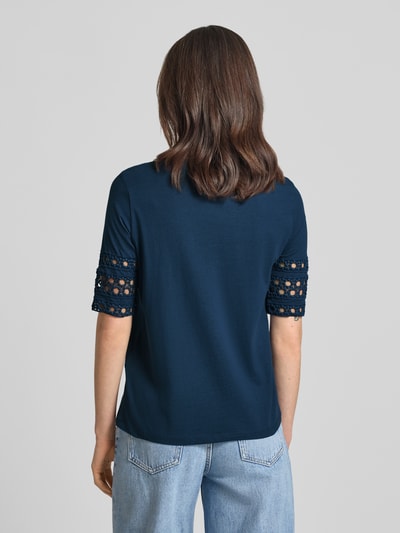 Vrouwenmodel draagt Regular fit T-shirt uit zuivere katoen model 'IVACY' van Vero Moda, effen, met broderiedetails, kortemouw, achteraanzicht.