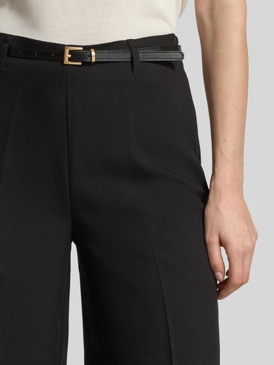 Frauenmodel trägt Regular Fit Culotte mit Viskose-Anteil Modell 'ELMA' von Vero Moda, Optik: Unifarben, Twill, Nahaufnahme Oberkörper.