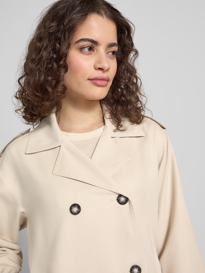 Frauenmodel trägt Regular Fit Trenchcoat-Jacke mit Reverskragen Modell 'HANNAH' von Only, Optik: Unifarben, Nahaufnahme Oberkörper.
