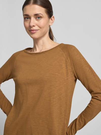 Frauenmodel trägt Longsleeve mit Rollsaum von Rich & Royal in Braun, reine Baumwolle, Regular Fit, Rundhalsausschnitt, Nahaufnahme Oberkörper.