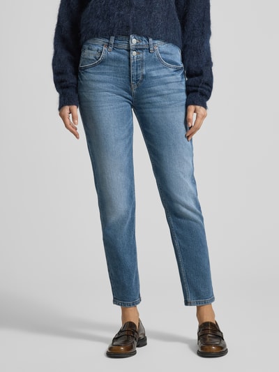 Kobiece modelka nosi Boyfriend Jeans aus Baumwoll-Mix Modell 'THEDA' od Marc O'Polo, stylizowana na denim, krój boyfriend fit, średni stan, długość krótka, naszywka z logo, nity, szwy w kontrastowym kolorze, szlufki na pasek, zapięcie na guziki i ukryty zamek błyskawiczny, 5 kieszeni, mieszanka bawełny, zdjęcie przedstawia widok na nogi i biodra, z przodu, zbliżenie.