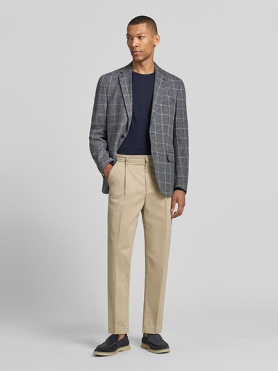 Männermodel trägt Modern Fit Sakko mit Pattentaschen und Reverskragen von Christian Berg Men, Leinen-Baumwoll-Anteil, Ganzkörperansicht von vorne.