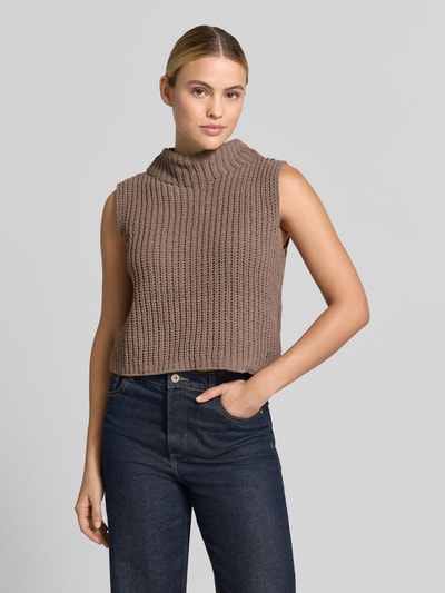 Frauenmodel trägt Regular Fit Top in Strick-Optik von monari, ärmellos, Stehkragen, braune Textur, Rückenlänge 51 cm, Ganzkörperansicht von vorne