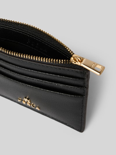 Produktfoto, Card Case mit Label-Detail Modell 'CAMELIA' von FURLA, Damen Kartenetui in Schwarz mit Hauptfach mit Reißverschluss und diversen Einsteckfächern, goldene Details, strukturierte Leder-Optik.